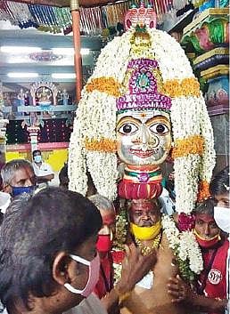 குடியாத்தம் கெங்கையம்மன் கோயில் வளாகத்தில் எடுத்துவரப்பட்ட அம்மன் சிரசு.