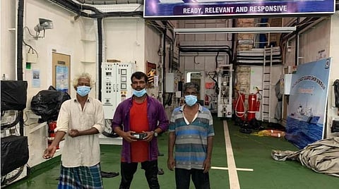 டவ்-டே புயலினால் சிக்கிய மீனவர்கள்: பத்திரமாக மீட்ட கடலோரக் காவல்படை