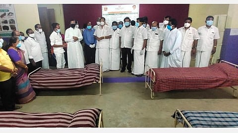 திருப்பத்தூர் தூய நெஞ்சக்கல்லூரியில் 100 படுக்கை வசதியுடன் கூடிய கரோனா சிறப்பு சிகிச்சை மையத்தை கைத்தறி துறை அமைச்சர் ஆர்.காந்தி திறந்து வைத்தார்.