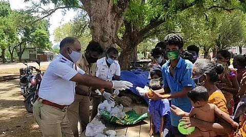 சிங்கம்புணரி சேவுகபெருமாள் அய்யனார் கோயில் அருகே கழைக்கூத்தாடிகளுக்கு உணவு வழங்கிய போக்குவரத்து காவல் ஆய்வாளர் மனோகரன்.