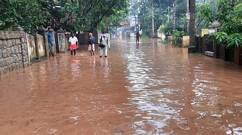 கன்னியாகுமரியில் பெருக்கெடுத்து ஓடும் வெள்ளம்.