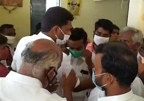 வாணியம்பாடியில் கரோனா நிவாரண நிதியுதவி வழங்கச்சென்ற அதிமுக எம்எல்ஏவிடம் வாக்குவாதத்தில் ஈடுபட்ட திமுகவினர்.