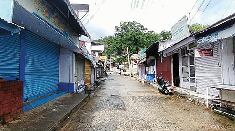 தளர்வில்லா ஊரடங்கு காரணமாக குற்றாலத்தில் வெறிச்சோடி காணப்பட்ட கடை வீதி . (வலது) பாளையங்கோட்டை- திருச்செந்தூர் சாலை  வாகனப் போக்குவரத்தின்றி வெறிச்சோடியது. (கடைசிபடம்) தூத்துக்குடி விவிடி சந்திப்பு பகுதியில் முழு ஊரடங்கை மீறி சாலையில் சுற்றித் திரிந்தவர்களை தடுத்து நிறுத்தி எஸ்பி ஜெயக்குமார் அறிவுரை வழங்கினார். படங்கள்: மு.லெட்சுமி அருண், என்.ராஜேஷ்