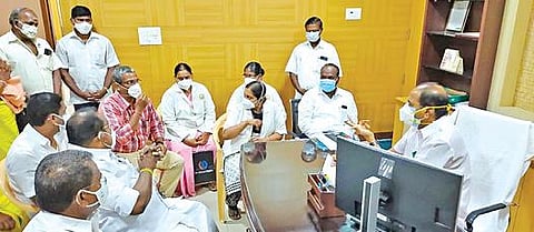 குமாரபாளையம் நகராட்சி அலுவலகத்தில் நடைபெற்ற கரோனா தொற்று தடுப்பு நடவடிக்கை குறித்த ஆய்வுக் கூட்டத்தில் முன்னாள் அமைச்சர் எம்எல்ஏ பி.தங்கமணி பேசினார்.