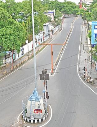 முழு ஊரடங்கு காரணமாக ஈரோடு பேருந்து நிலையம் மற்றும் மேட்டூர் சாலை வாகனப்போக்குவரத்தின்றி வெறிச்சோடிக் காணப்படுகிறது. அடுத்த படம் : எப்போதும் பரபரப்பாக இருக்கும் சேலம் திருவள்ளுவர் சிலை சாலை நேற்று முழு ஊரடங்கு காரணமாக மக்கள் மற்றும் வாகனங்கள் இன்றி வெறிச்சோடி இருந்தது.