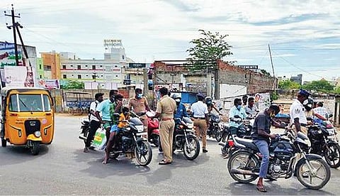 விழுப்புரம் ஆட்சியர் அலுவலகம் எதிரே நேற்று சாலையில் பயணித்த இரு சக்கர வாகன ஓட்டிகள்.