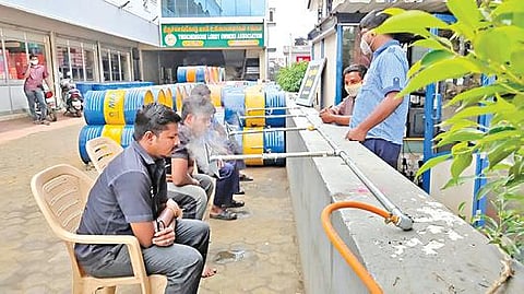 திருச்செங்கோடு லாரி உரிமையாளர் சங்கத்திற்கு சொந்தமான பெட்ரோல் பங்கில் மூலிகை ஆவி பிடிக்கும் வசதி செய்யப்பட்டுள்ளது. இதில், வாடிக்கையாளர்கள் மூலிகை ஆவி பிடித்தனர்.