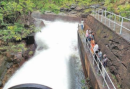 தண்ணீர் திறப்பு ளில் இருந்து தண்ணீர் திறப்பு