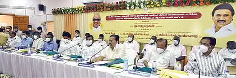 சிறப்பு தூர்வாரும் பணி திட்ட செயலாக்கம் மற்றும் குறுவை சாகுபடி குறித்து, தஞ்சாவூரில் நேற்று நடைபெற்ற விவசாய சங்கங்களின் பிரதிநிதிகளுடனான ஆலோசனைக் கூட்டத்தில் பேசுகிறார் தமிழக நீர்வளத் துறை அமைச்சர் துரைமுருகன். உடன், அமைச்சர்கள் கே.என்.நேரு, எம்.ஆர்.கே.பன்னீர்செல்வம், அன்பில் மகேஸ் பொய்யாமொழி உள்ளிட்டோர்.