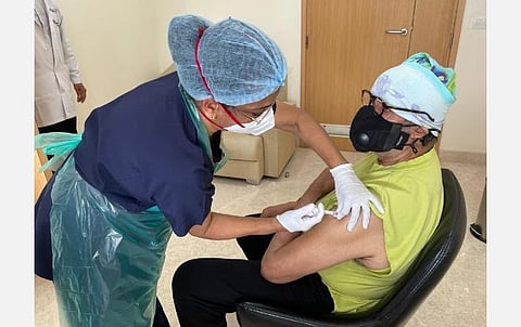 கரோனா தடுப்பூசி 2-வது டோஸ் போட்டுக் கொண்ட அமிதாப்