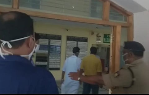 மே.வங்க அமைச்சர் ஹக்கிமைக் கைது செய்து அழைத்துச் சென்ற காட்சி | படம்: ஏஎன்ஐ.