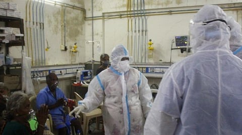 புதுச்சேரி கதிர்காமம் இந்திராகாந்தி அரசு மருத்துவக் கல்லூரி மருத்துவமனையில் இன்று பாதுகாப்புக் கவச உடை அணிந்து ஆய்வு செய்து நோயாளிகளிடம் குறை கேட்ட துணைநிலை ஆளுநர் தமிழிசை.