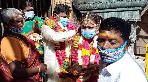 கரோனா ஊரடங்கு எதிரொலி: மதுரை திருப்பரங்குன்றம் கோயில் வாசலில் நடைபெற்ற திருமணங்கள்