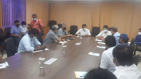 ஆலோசனைக் கூட்டத்தில் அமைச்சர் வி.செந்தில்பாலாஜி. அருகில் மாவட்ட ஆட்சியர் பிரசாந்த் மு வடநேரே உள்ளிட்டோர்.