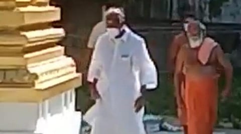 அப்பா பைத்தியம் சுவாமி கோவிலில் சாமி கும்பிடச் சென்ற ரங்கசாமி.