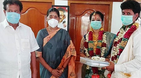 அமைச்சர் பொன்முடியிடம் கரோனா நிவாரண நிதியை வழங்கிய மணமக்கள்.