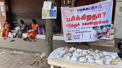 ‘பசித்தால் எடுத்துக் கொள்ளலாம்; பணம் வேண்டாம்’: சாலையோரக் கடை வாசலில் சாப்பாடும், குடிநீரும் வைத்துச் செல்லும் மதுரை படிக்கட்டுகள் அமைப்பினர்
