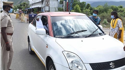 தமிழக - கேரளா எல்லையான, கோவையை அடுத்த வாளையாறு எல்லை சோதனைச் சாவடியில், கேரளாவில் இருந்து வாகனங்களில் வருபவர்களின் இ-பதிவு ஆவணத்தை இன்று சரிபார்க்கும் காவல்துறையினர். படம் : ஜெ.மனோகரன்.