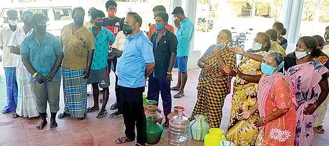 தி.மலையில் குடிநீர் வழங்காததை கண்டித்து நகராட்சி அலுவலகத்தை காலி குடங்களுடன் முற்றுகையிட்ட பொதுமக்கள்.