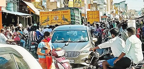 செங்கம் புதிய பேருந்து நிலையம் அருகே உள்ள சாலையில் குவிந்த பொது மக்கள்.