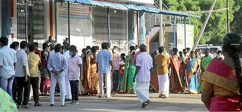 முகூர்த்த நாளான நேற்று பாளையங்கோட்டை மேலவாசல் சுப்பிரமணிய சுவாமி கோயில் வாயிலில் எளிய முறையில் பல ஜோடிகளுக்கு திருமணம் நடைபெற்றது. 			        படம்: மு.லெட்சுமி அருண்.