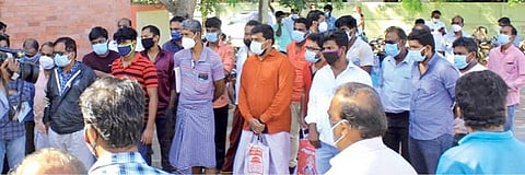 திருநெல்வேலி அரசு மருத்துவக் கல்லூரி மருத்துவமனையில் ரெம்டெசிவிர் மருந்து வாங்க நேற்று திரண்டிருந்தவர்கள். 										         படம்: மு.லெட்சுமி அருண்.