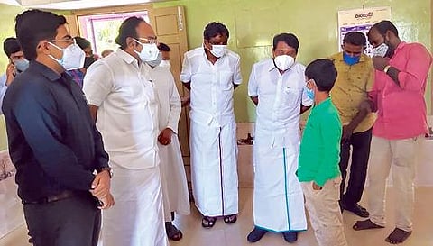 கரோனா பாதித்த பெற்றோரின் குழந்தைகளை பாதுகாப்பதற்கான மையத்தில், அமைச்சர் தங்கம்தென்னரசு ஆய்வு செய்தார்.