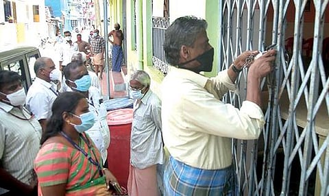 வடசேரியில்  கரோனா  ஊரடங்கை மீறி திருமண நிகழ்ச்சி நடத்தியதால் திருமண மண்டபத்தை மாநகராட்சி அதிகாரிகள் பூட்டினர்.