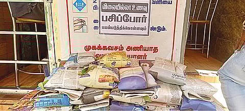 திண்டுக்கல் முஜிப் ஹோட்டல் முன் வைக்கப்பட்டுள்ள உணவுப் பொட்டலங்கள்.