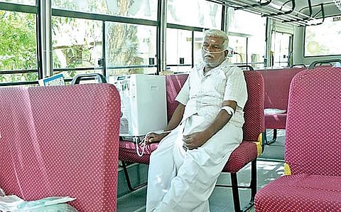 பள்ளி பேருந்தில் பொருத்தப்பட்டுள்ள ஆக்சிஜன் செலுத்தும் கருவி.