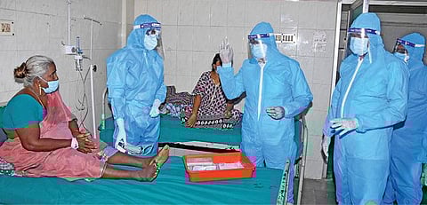 ஆவடி அரசு மருத்துவமனையில் நேற்று பால்வளத் துறை அமைச்சர்  சா.மு.நாசர், மாவட்ட ஆட்சியர் பா.பொன்னையாவுடன் கவச உடை அணிந்து, கரோனா சிறப்பு வார்டில், கரோனா தடுப்பு நடவடிக்கைகள் தொடர்பாக ஆய்வு மேற்கொண்டார்.