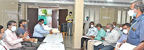 தடை செய்யப்பட்ட பகுதிகளில் மேற்கொள்ளப்பட்டு வரும் சுகாதாரப் பணிகள் தொடர்பாக சேலத்தில் நடந்த ஆய்வுக் கூட்டத்தில் மாநகராட்சி ஆணையர் ரவிச்சந்திரன் பேசினார்.