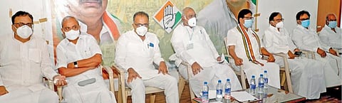 சட்டப்பேரவை காங்கிரஸ் தலைவர் தேர்வு குறித்து கருத்து கேட்கும் கூட்டம் கே.எஸ்.அழகிரி தலைமையில் சென்னை சத்திய மூர்த்தி பவனில் நேற்று நடந்தது. உடன் மூத்த தலைவர் மல்லிகார்ஜூன கார்கே, முன்னாள் மத்திய அமைச்சர் ப.சிதம்பரம், முன்னாள் தலைவர்கள் ஈவிகேஎஸ் இளங்கோவன், திருநாவுக்கரசர், கே.வி.தங்கபாலு, புதுவை எம்.பி. வைத்திலிங்கம். படம்: க.ஸ்ரீபரத்