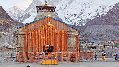 உத்தராகண்ட் மாநிலத்தில் உள்ள புகழ்பெற்ற கேதார்நாத் கோயில்  6 மாதங்களுக்குப் பின் நேற்று திறக்கப்பட்டது. இதையொட்டி, கோயில் முழுவதும் மலர்களால் அலங்கரிக்கப்பட்டிருந்தது. படம்: பிடிஐ