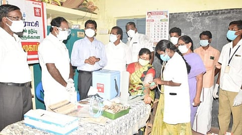 கீரமங்கலத்தில் காய்ச்சல் சிறப்பு முகாமைத் தொடங்கி வைத்துப் பார்வையிட்ட அமைச்சர் சிவ.வீ.மெய்யநாதன்.