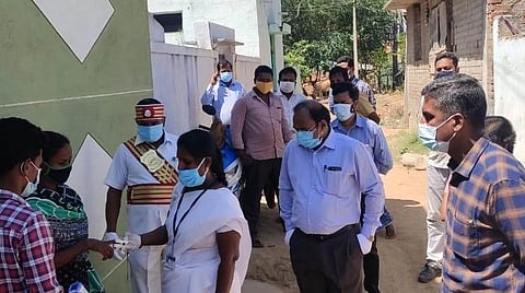 வாணியம்பாடியில் ஹாட் ஸ்பாட் பகுதியாக அறிவிக்கப்பட்ட பகுதிகளில் சுகாதாரத் துறையினர் நோய்த் தடுப்புப் பணிகளில் ஈடுபட்டனர். அவற்றை மாவட்ட ஆட்சியர் சிவன் அருள் ஆய்வு செய்தார். அருகில் வட்டார மருத்துவ அலுவலர் பசுபதி உள்ளிட்டோர்.