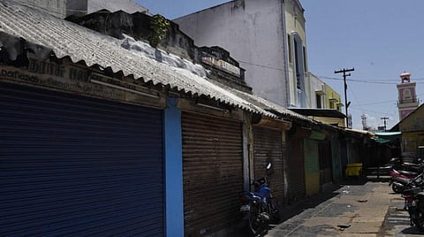 ஆட்சியர் முடிவுக்கு எதிர்ப்பு தெரிவித்து கடைகளை மூடி எதிர்ப்பு தெரிவித்த புதுச்சேரி பெரிய மார்க்கெட் காய்கறி வியாபாரிகள். | படம்: எம்.சாம்ராஜ்.