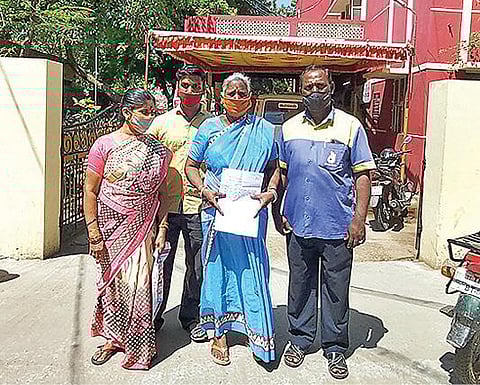 ஆம்பூர் கிராமிய காவல் நிலையத்தில் புகார் அளிக்க வந்த சுந்தரம்மாள் மற்றும் அவரது குடும்பத்தினர்.