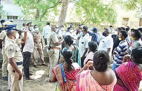 வேலூர் தொரப்பாடி அவ்வை நகரில் அமைக்கப்பட்டுள்ள எரிவாயு தகன மேடையில் உடல்களை  எரிக்க எதிர்ப்பு தெரிவித்து அதிகாரிகளிடம் வாக்குவாதத்தில் ஈடுபட்ட பொது மக்கள்.