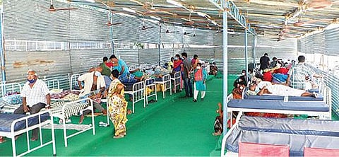 வேலூர் அரசு மருத்துவ கல்லூரி மருத்துவமனையின் அவசர சிகிச்சை பிரிவு அருகே கூடுதல் படுக்கை வசதிகளுடன் கரோனா சிகிச்சை மையம் தொடங்கப்பட்டுள்ளது. படம்: வி.எம்.மணிநாதன்.