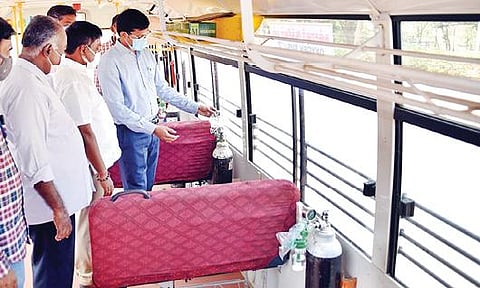 தஞ்சாவூரில் நேற்று ஆக்சிஜன் வசதியுடன்கூடிய சிற்றுந்தை பார்வையிட்டு ஆய்வு செய்கிறார்  ஆட்சியர் ம.கோவிந்தராவ்.