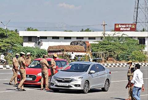 சேலம் கருப்பூர் சுங்கச் சாவடி அருகே இ-பதிவு தொடர்பாக வாகன சோதனையில் ஈடுபட்ட போலீஸார். 		                 படம்: எஸ். குரு பிரசாத்