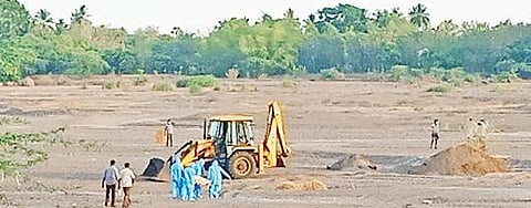 கரோனாவால் உயிரிழந்தவரின் சடலத்தை தோண்டியெடுத்து திட்டக்குடி வெள்ளாற் றில் புதைக்கும் பணியில் ஈடுபட்டிருந்த ஊழியர்கள்.