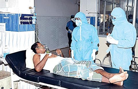 காஞ்சிபுரம் அரசு மருத்துவமனையில் கரோனா சிறப்பு வார்டில் ஆய்வு நடத்துகிறார் மாவட்ட ஆட்சியர் மகேஸ்வரி. உடன் நிலைய மருத்துவ அலுவலர் பாஸ்கரன்.