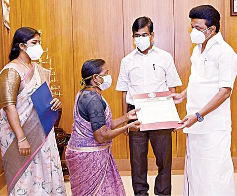 ‘உங்கள் தொகுதியில் முதல்வர்’ துறையின் கீழ் மனுதாரர்களுக்கு பயன்கள் வழங்கும் திட்டத்தை தலைமைச் செயலகத்தில் நேற்று தொடங்கிவைத்த முதல்வர் மு.க.ஸ்டாலின், சென்னை ஆதம்பாக்கத்தைச் சேர்ந்த ராணி என்பவருக்கு முதியோர் உதவித்தொகைக்கான  ஆணையை வழங்கினார். அருகில், தலைமைச் செயலர் வெ.இறையன்பு, ‘உங்கள் தொகுதியில் முதல்வர்’ துறையின் சிறப்பு அலுவலர் ஷில்பா பிரபாகர் சதீஷ்.