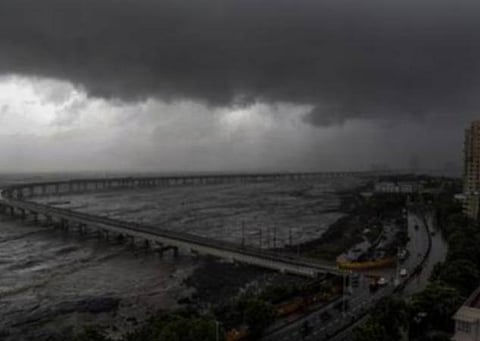 காற்றழுத்த தாழ்வு மண்டலமாக  வலுவிழந்த  டவ்-தே  புயல்: குஜராத்தில் பலத்த மழை