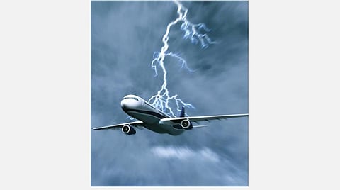 டிங்குவிடம் கேளுங்கள்: விமானத்தை மின்னல் தாக்காதா?