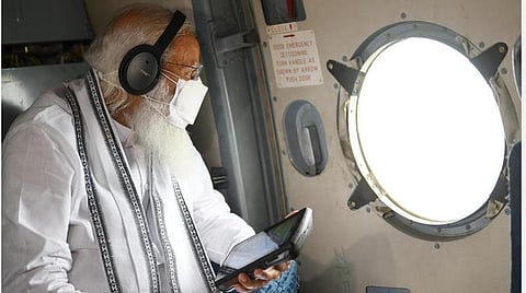 டவ்-தே  புயல் பாதிப்பு; பிரதமர் மோடி பார்வையிட்டார்