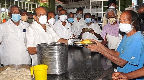 அம்மா உணவகத்தில் இன்று ஆய்வு செய்த எம்எல்ஏ செல்வராஜ் உள்ளிட்டோர்.