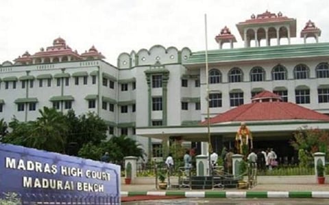 கரோனா ஊரடங்கால் வாழ்வாதாரம் இழந்தவர்களுக்கு ரூ.10 ஆயிரம் வழங்கக்கோரி உயர் நீதிமன்றத்தில் மனு 